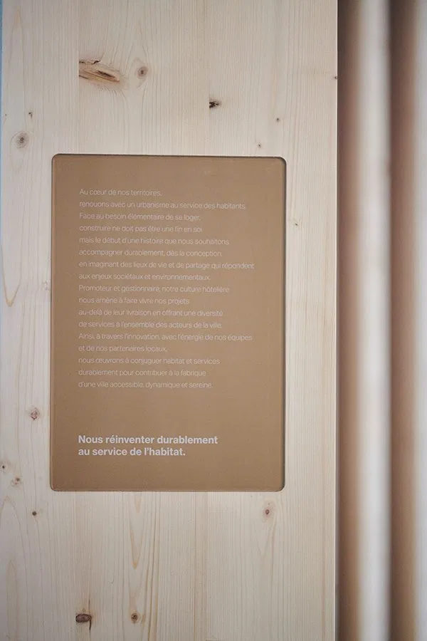 Détail d'incrustation de la raison d'être dans la matière du stand